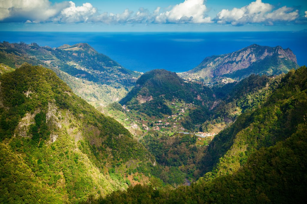Balcoes, Madeira - zicht op Penha d'Aguia en de oceaan Ribeiro Frio Balcoes, Madeira - view onto Penha d'Aguia and the Ocean Ribeiro Frio