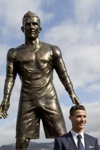 Het nieuwe standbeeld van Cristiano Ronaldo in Funchal, Madeira