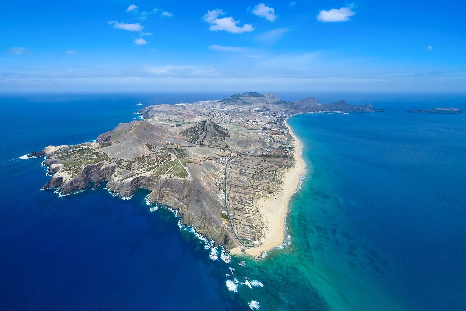 Photo aérienne de l'île de Porto Santo, Madère